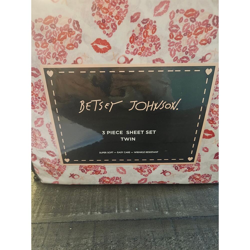 Betsey Johnson 3 piece twin sheet set hearts kisses pink red lips XO NWT